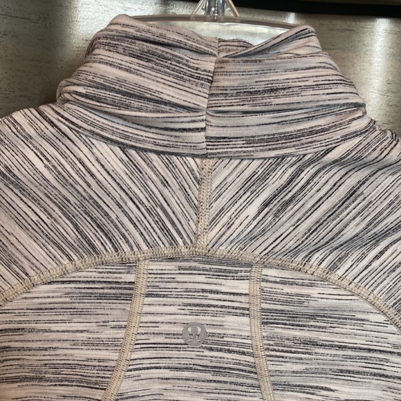 Lululemon jacket size 6 - Picture 6 of 10